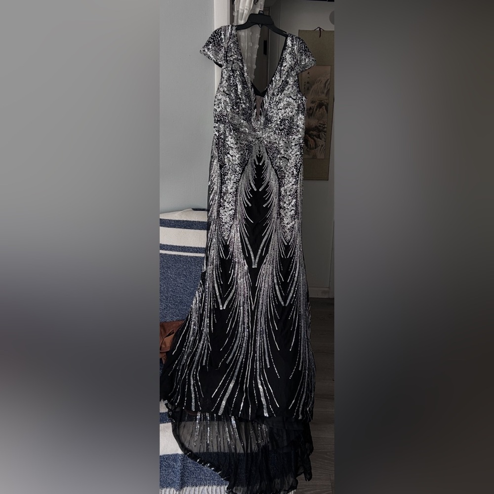 Elegant Black and Silver Sequin Evening Gown 4X. absolutely beautiful in person